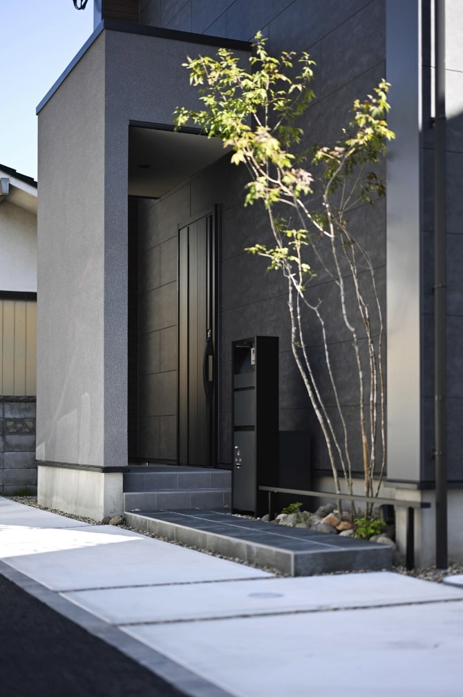 落ち着きとゆとりを纏い、深呼吸したくなる。3つのリビングがある家