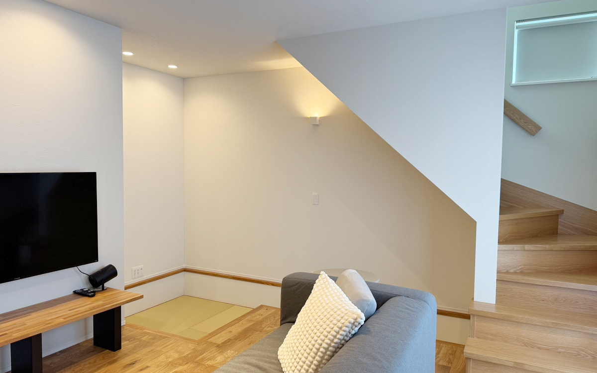 階段下のヌック畳は、家族のお気に入りの“こもりスペースに。ホームシアターを楽しんだり、お昼寝や読書にもぴったり。