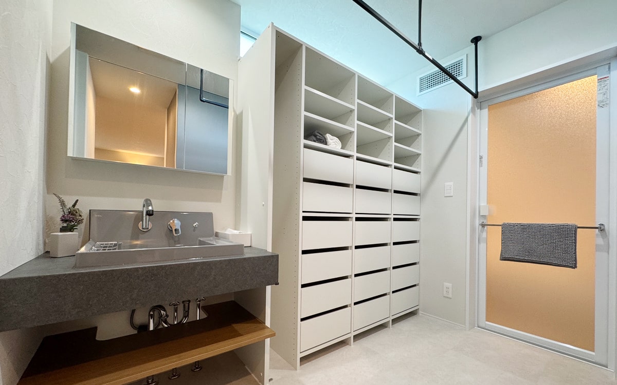 洗濯、干す、収納が一ヵ所でできる広々とした洗面脱衣室。毎日の身支度を快適な時間にします。