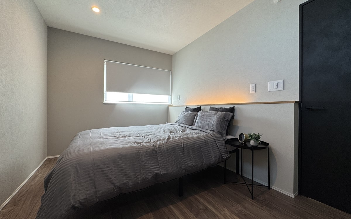 落ち着いた雰囲気の心安らぐベッドルーム。やわらかな光が深い休息へと誘います。