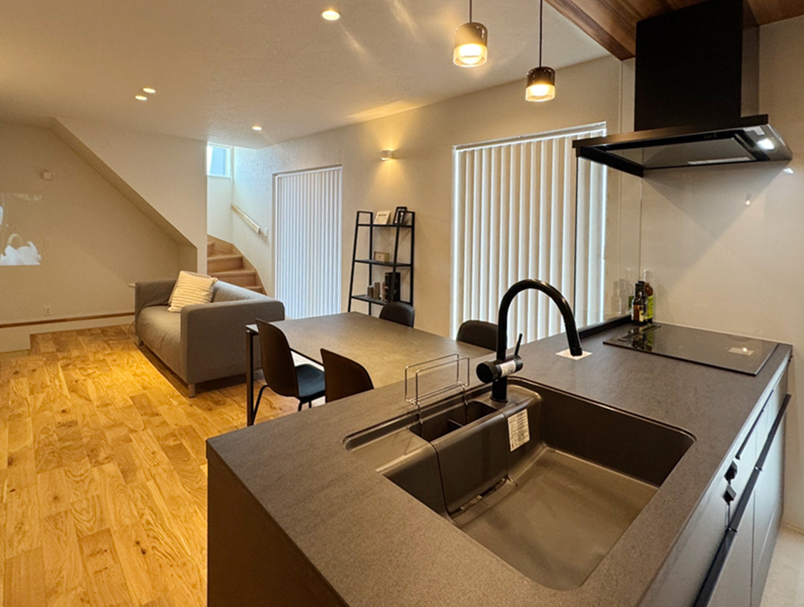 セラミック天板で高級感のあるペニンシュラキッチン。料理をする時間も、リビングでくつろぐ家族の姿を感じられます。