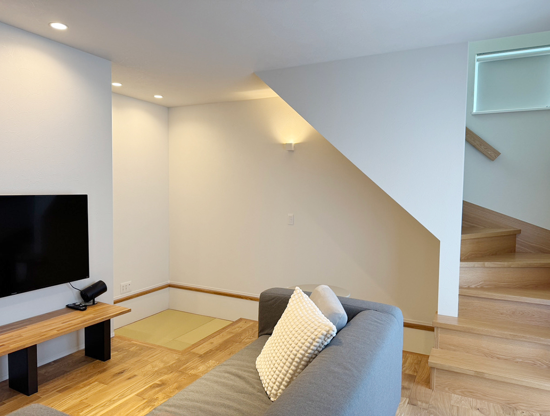 階段下のヌック畳は、家族のお気に入りの“こもりスペース“に。ホームシアターを楽しんだり、お昼寝や読書にもぴったり。