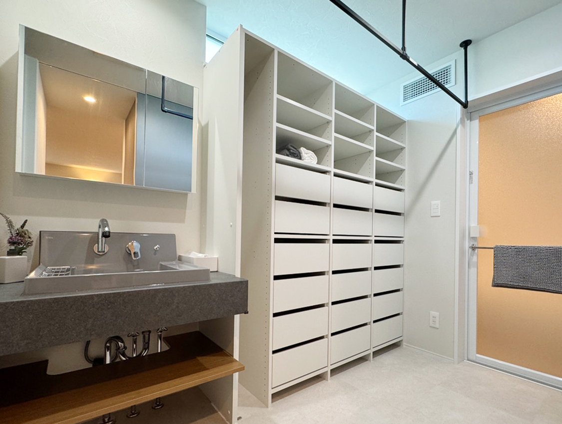 洗濯、干す、収納が一ヵ所でできる広々とした洗面脱衣室。毎日の身支度を快適な時間にします。