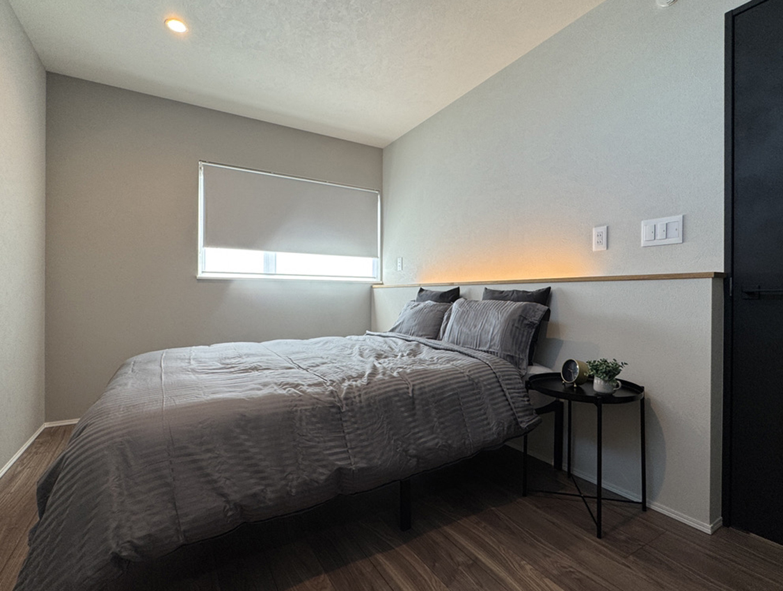 落ち着いた雰囲気の心安らぐベッドルーム。やわらかな光が深い休息へと誘います。